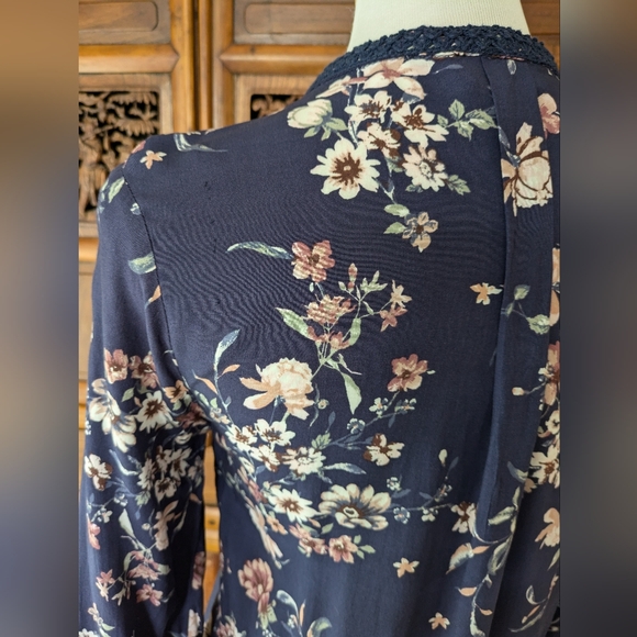 2/$18 Bailey & Chloe Navy Floral Blouse - Picture 5 of 11
